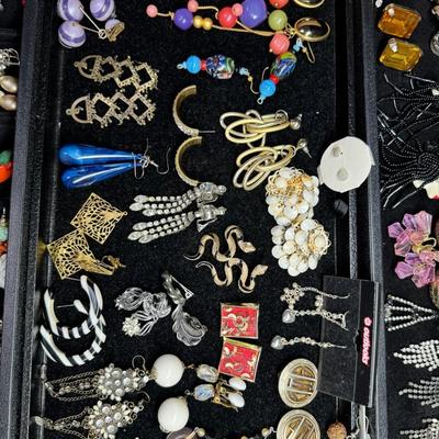 Sale Photo Thumbnail #632: Includes gold tone, silver tone, beads, stones, rhinestones, and more. There are both clip-on earrings, and post earrings. Total of 100+ pieces. Some are single earrings. [BK]