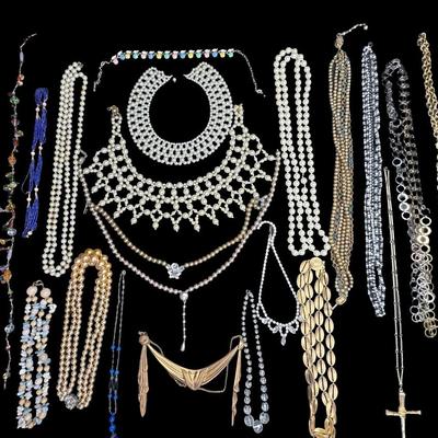 Sale Photo Thumbnail #636: Includes gold tone, silver tone, beads, faux pearls, and more. Total of 25+ pieces. [BK]