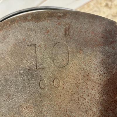 Lot 1 Vintage Dutch oven Flat lid