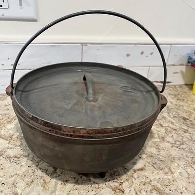 Lot 1 Vintage Dutch oven Flat lid