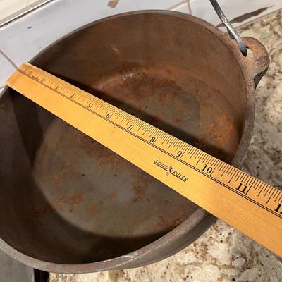 Lot 1 Vintage Dutch oven Flat lid