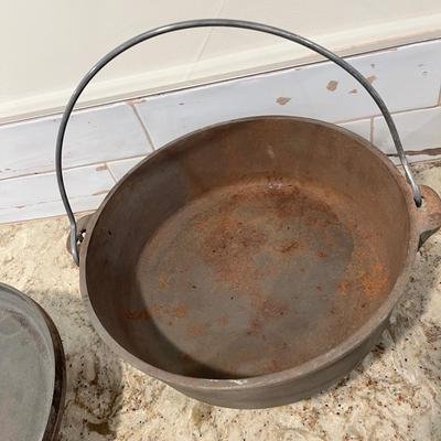 Lot 1 Vintage Dutch oven Flat lid