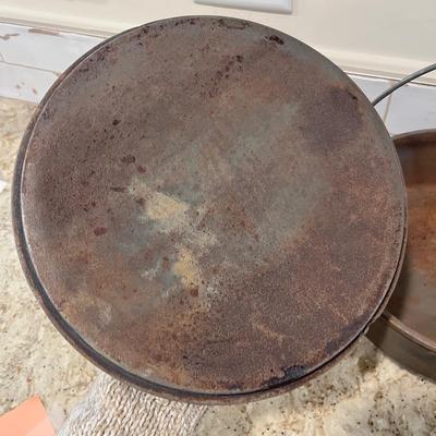Lot 1 Vintage Dutch oven Flat lid