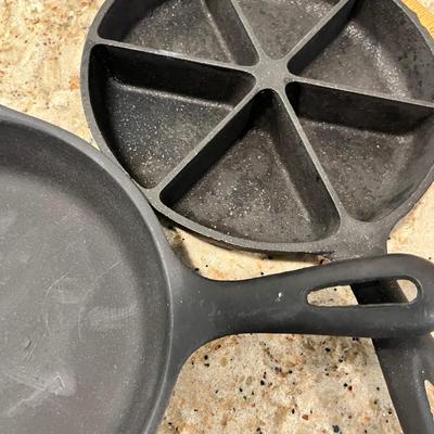 Lot 3 Small Skillet & Cornbread skillet