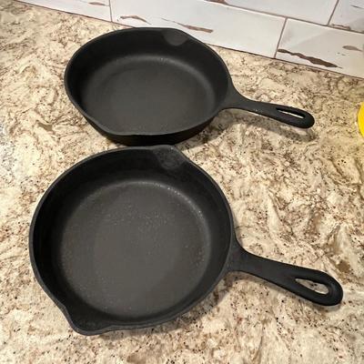 Lot 7 Vintage Cast Iron skillets
