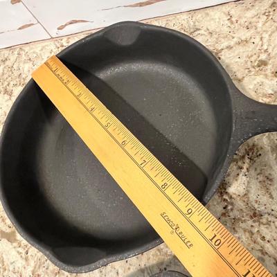 Lot 7 Vintage Cast Iron skillets