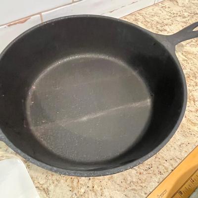 Lot 8 Chicken fryer & large skillet