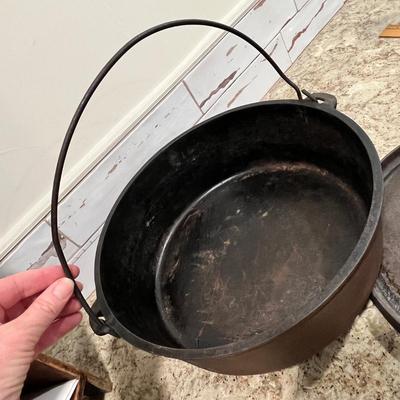 Lot 14 Dutch oven #12