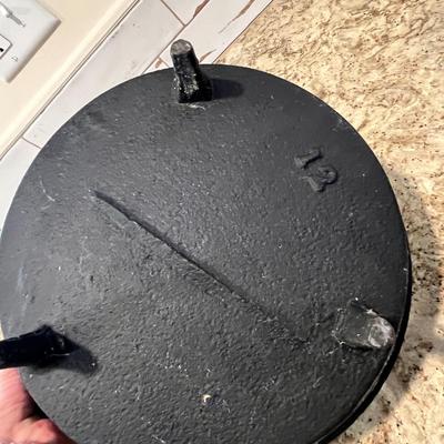 Lot 15 Unique Dutch oven with applied handle