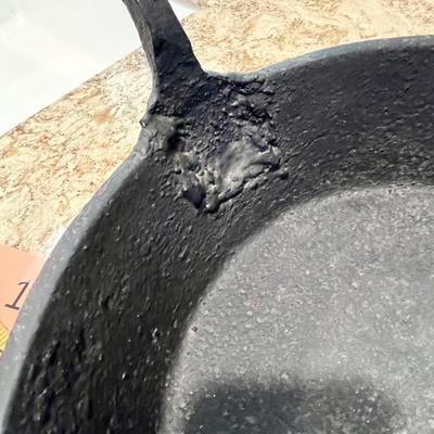 Lot 15 Unique Dutch oven with applied handle