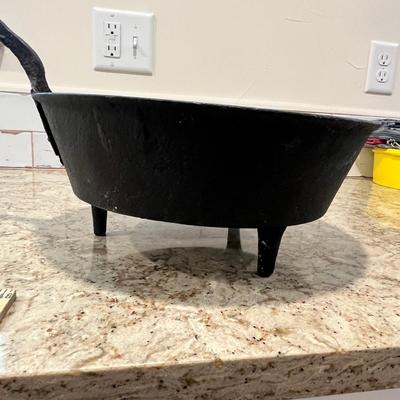 Lot 15 Unique Dutch oven with applied handle