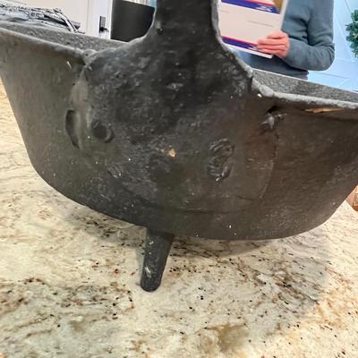 Lot 15 Unique Dutch oven with applied handle