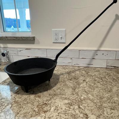 Lot 15 Unique Dutch oven with applied handle