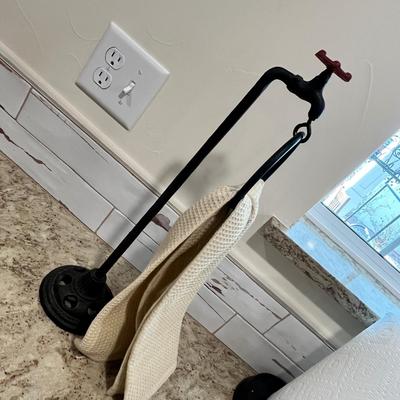 Lot 16 Retro Water spout towel holder