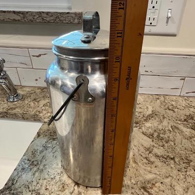 Lot 19 Chrome Cream can