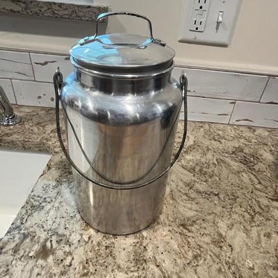 Lot 19 Chrome Cream can