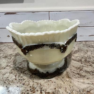 Lot 30 Northwood Custard Glass bowl