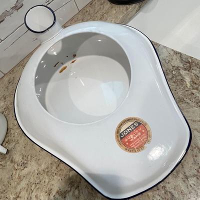 Lot 31 Medical Enamel Ware