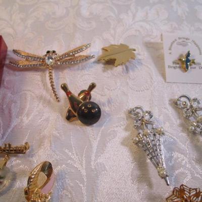 Sale Photo Thumbnail #55: Vintage broaches, pins, necklaces, bracelet, clip earrings. See pictures