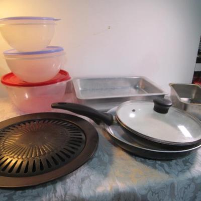 Sale Photo Thumbnail #109: Stove-top grill, 2 frying pans, 3 covered mixing bowls, 9 x 13" cake pan, loaf pan