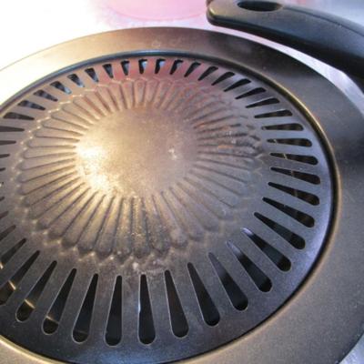 Sale Photo Thumbnail #110: Stove-top grill, 2 frying pans, 3 covered mixing bowls, 9 x 13" cake pan, loaf pan