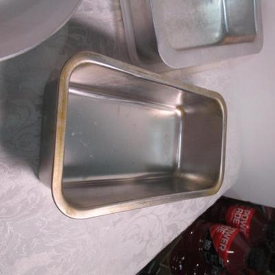 Sale Photo Thumbnail #112: Stove-top grill, 2 frying pans, 3 covered mixing bowls, 9 x 13" cake pan, loaf pan