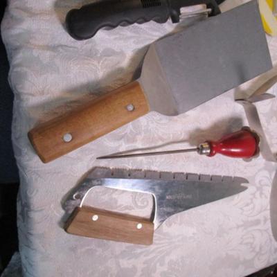 Sale Photo Thumbnail #133: adjustable measuring spoon, spatulasr, measuring spoons, whip, jar openers, pancake forms, can opener, kitchen scissors, peeler, ice cream scoops, ice pick, bottle openers, gas line wrench, tupperware labels, knife, bear trive