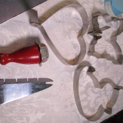 Sale Photo Thumbnail #132: adjustable measuring spoon, spatulasr, measuring spoons, whip, jar openers, pancake forms, can opener, kitchen scissors, peeler, ice cream scoops, ice pick, bottle openers, gas line wrench, tupperware labels, knife, bear trive