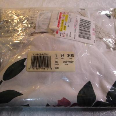 Sale Photo Thumbnail #302: Curtain is 72" x 72", valance is 12" x 72"