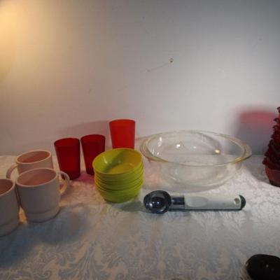 Sale Photo Thumbnail #570: 1 Pyrex 3 qt.bowl, 6 mini bowls, 9 red sundae dishes, 3 cups, 3 tumblers, 1 ice cream scoop, see pictures