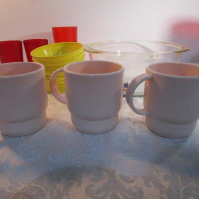 Sale Photo Thumbnail #571: 1 Pyrex 3 qt.bowl, 6 mini bowls, 9 red sundae dishes, 3 cups, 3 tumblers, 1 ice cream scoop, see pictures