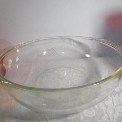 Sale Photo Thumbnail #572: 1 Pyrex 3 qt.bowl, 6 mini bowls, 9 red sundae dishes, 3 cups, 3 tumblers, 1 ice cream scoop, see pictures
