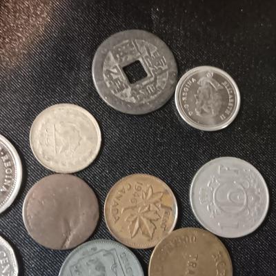A COLLECTION OF MOSTLY FOREIGN COINS AND 2 OLD COIN PURSES