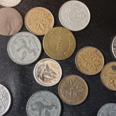 A COLLECTION OF MOSTLY FOREIGN COINS AND 2 OLD COIN PURSES