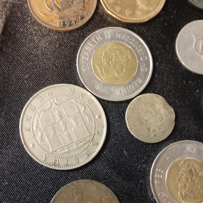 A COLLECTION OF MOSTLY FOREIGN COINS AND 2 OLD COIN PURSES