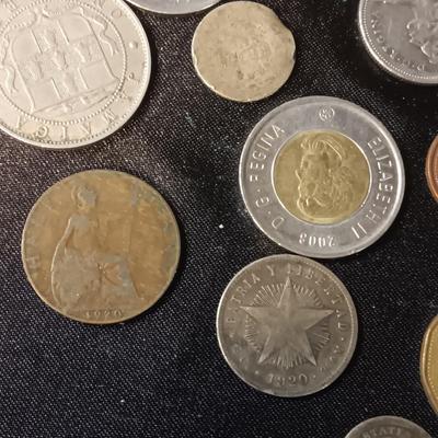 A COLLECTION OF MOSTLY FOREIGN COINS AND 2 OLD COIN PURSES