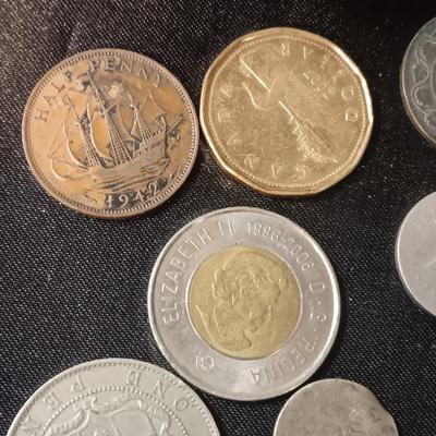 A COLLECTION OF MOSTLY FOREIGN COINS AND 2 OLD COIN PURSES