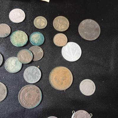 FOREIGN COINS AND PAPER CURRENCY PLUS A LEATHER COIN PURSE