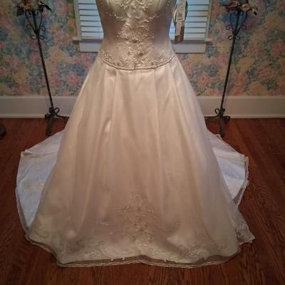 Sale Photo Thumbnail #51: Size 2
Brand New with tags. Comes with Crinolines (underskirts as well, gives it the princess look.)