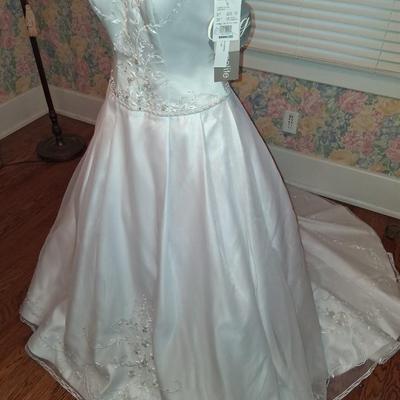 Sale Photo Thumbnail #52: Size 2
Brand New with tags. Comes with Crinolines (underskirts as well, gives it the princess look.)