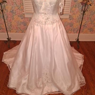 Sale Photo Thumbnail #58: Size 2
Brand New with tags. Comes with Crinolines (underskirts as well, gives it the princess look.)