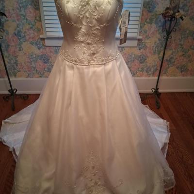 Sale Photo Thumbnail #56: Size 2
Brand New with tags. Comes with Crinolines (underskirts as well, gives it the princess look.)