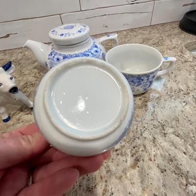 Lot 40 Blue & White china group