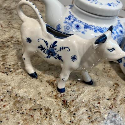 Lot 40 Blue & White china group