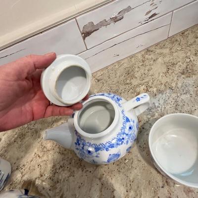 Lot 40 Blue & White china group