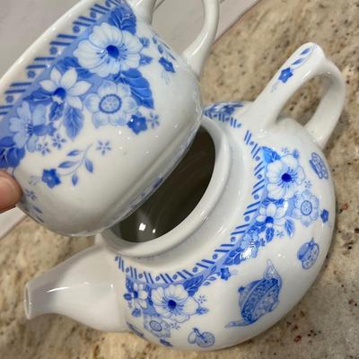 Lot 40 Blue & White china group