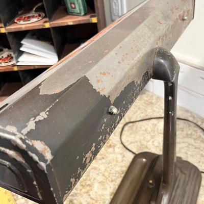 Lot 61 Vintage desk lamp w/ pen tray