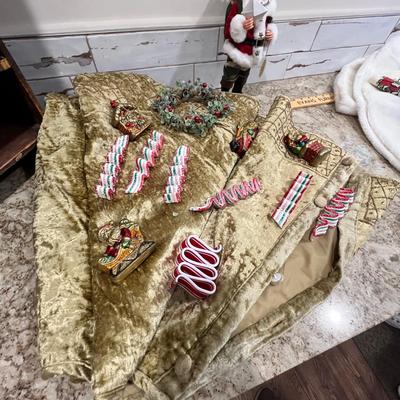 Lot 130 Christmas decor