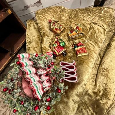 Lot 130 Christmas decor