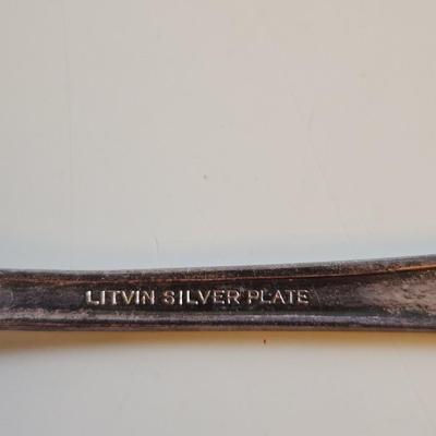 Sale Photo Thumbnail #281: This lot is for a 1948 Birth of Israel Commemorative Spoon.  This spoon is the size of a regular teaspoon and is silverplate. A nice commemorate item.